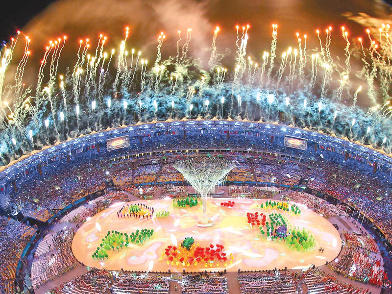 جانب من حفل ختام دورة الألعاب الأولمبية في البرازيل أمس الأول