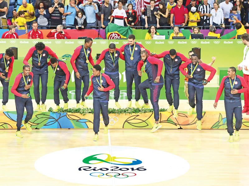 لاعبو المنتخب الأميركي بعد الفوز بذهبية مسابقة كرة السلة