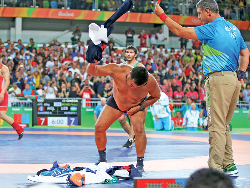 المدرب المنغولي يحتج بعد قرار خصم نقطه وخسارة لاعبه