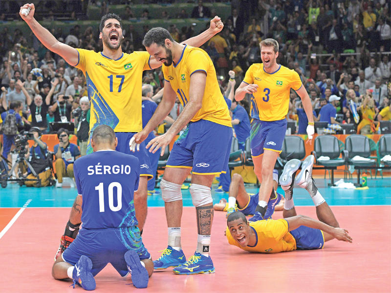 فرحة لاعبي المنتخب البرازيلي بعد الفوز على إيطاليا