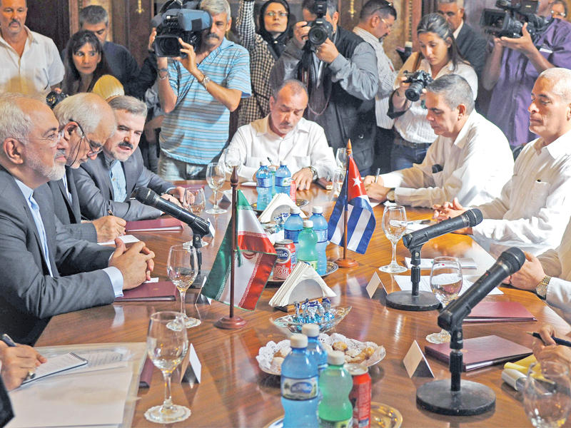 وزير خارجية إيران محمد جواد ظريف مجتمعاً مع نظيره الكوبي برونو رودريغيز في هافانا أمس (أ ف ب)