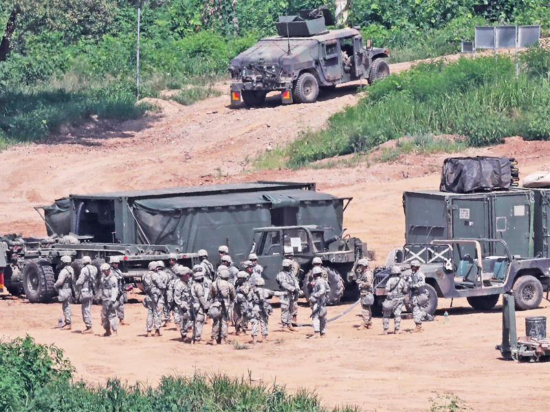 حشود أميركية تستعد للمناورة المشتركة في باغو قرب حدود الكوريتين أمس (إي بي إيه)