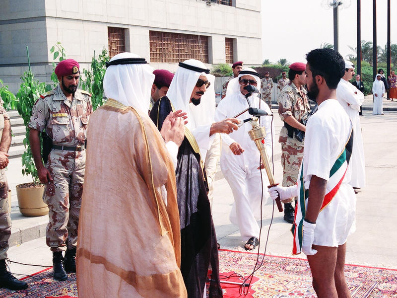 سمو الأمير الراحل يشعل شعلة العلم إيذاناً ببدء العام الدراسي الجديد بعد التحرير