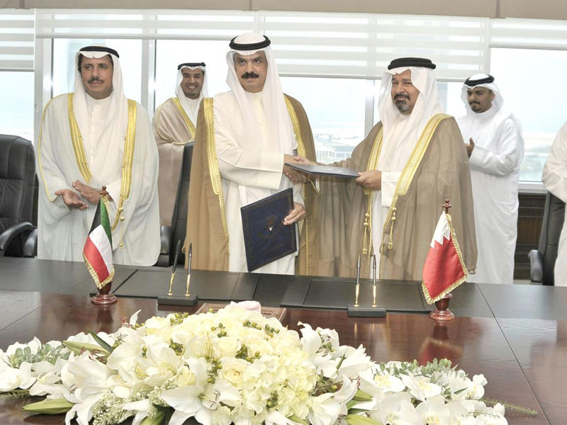  نائب المدير العام للصندوق الكويتي للتنمية الاقتصادية العربية حمد العمر مع وزير المالية البحريني الشيخ احمد بن محمد ال خليفة اثناء توقيع الاتفاقية 