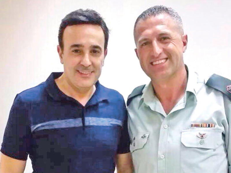 صورة صابر الرباعي والضابط الإسرائيلي