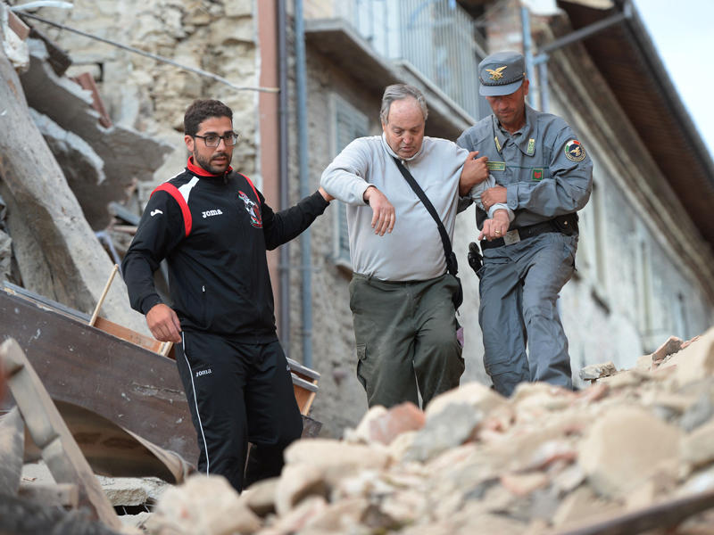 فرق الانقاذ تجلي رجلاً مبانٍ متضررة