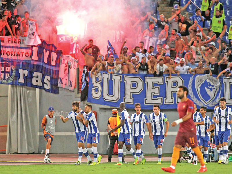 فرحة لاعبي بورتو بعد إحراز أحد أهدافهم في مرمى روما