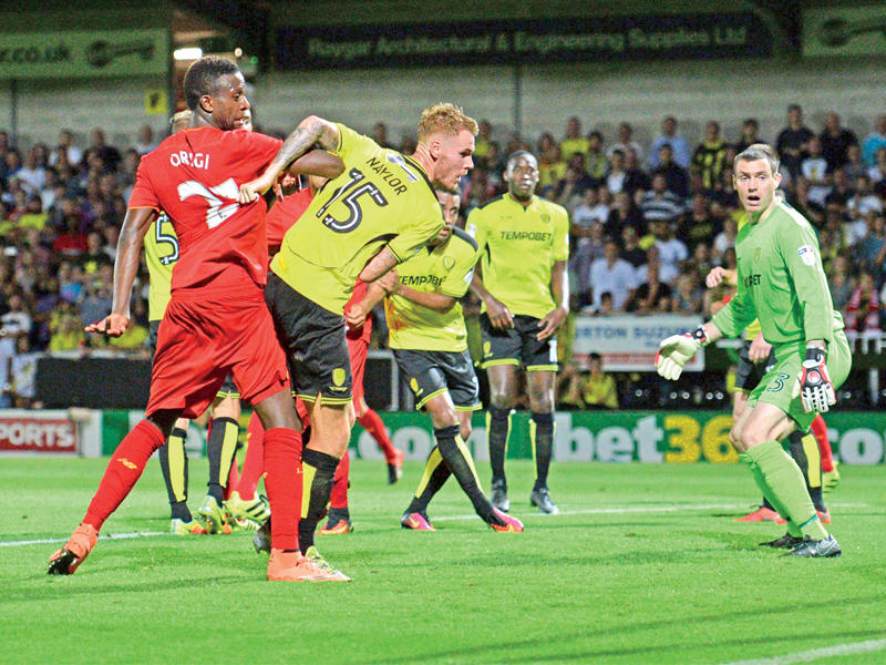 نايلور لاعب بورتون يحرز هدفاً في مرمى فريقه أمام ليفربول