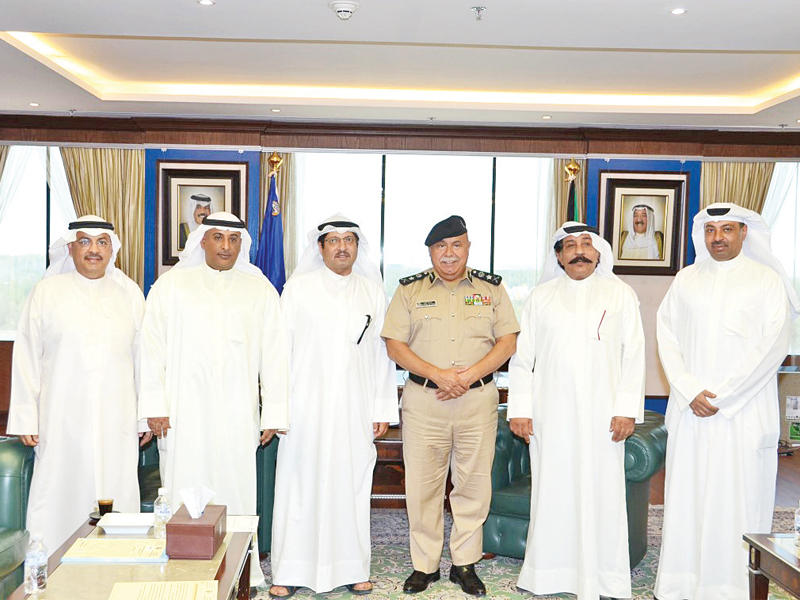 الفهد والعوضي والدريعي مع وفد «الجمارك»