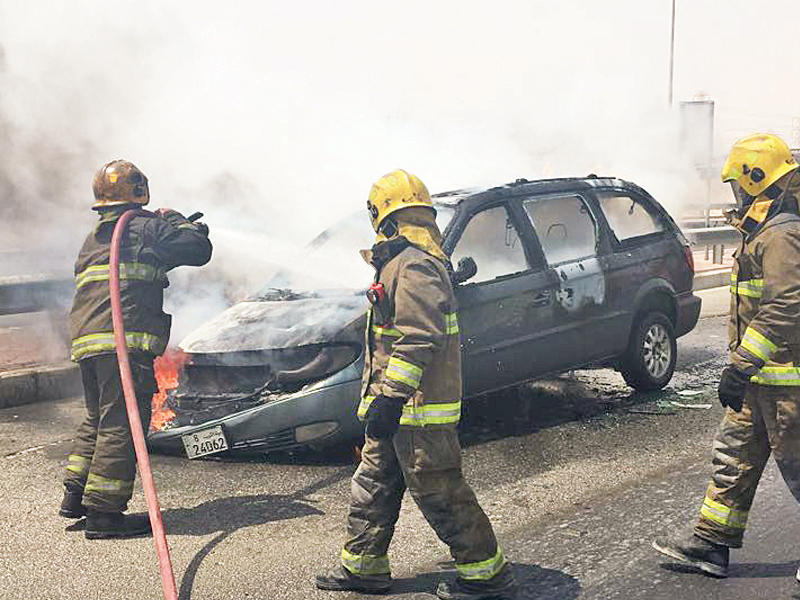 رجال الإطفاء يكافحون حريق المركبة
