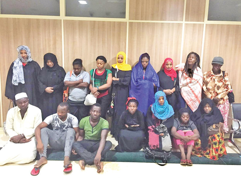 الخادمات بعد ضبطهن مع القائمين على المكتب