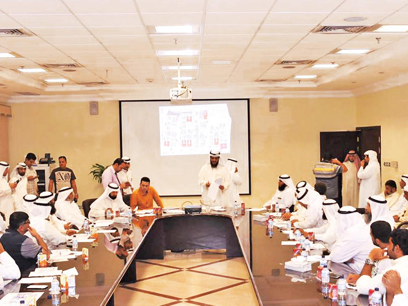 الرومي يشرف على إجراء القرعة 