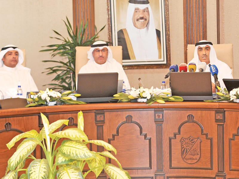 الأنصاري متحدثاً في حفل التوقيع