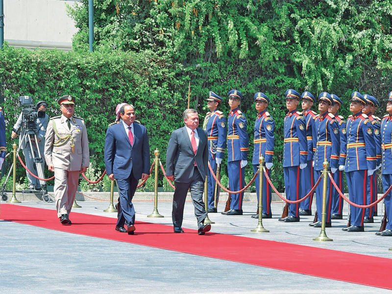 السيسي وعبدالله الثاني يستعرضان حرس الشرف في القاهرة أمس  (الجريدة)