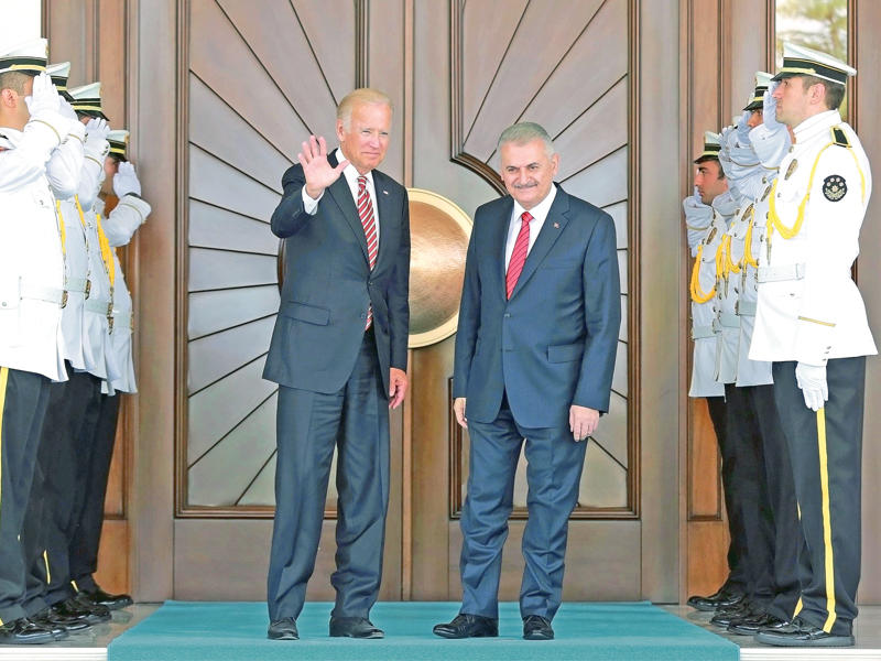 يلدريم مستقبلاً بايدن في قصر كانكايا بأنقرة أمس (أ ف ب)