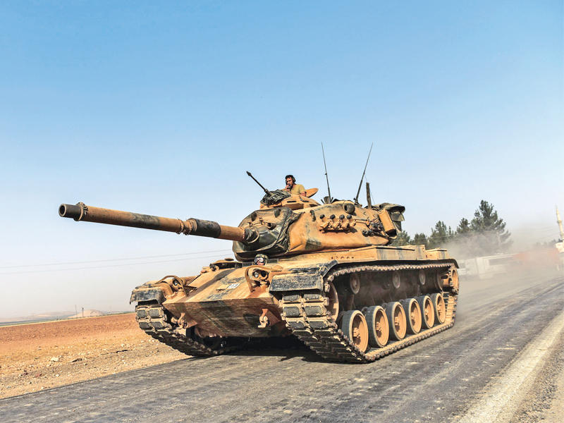 دبابة تركية في طريقها إلى حدود سورية أمس ( أ ف ب)