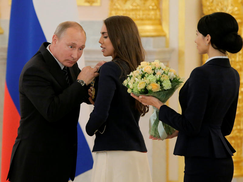 بطلة أولمبية تهمس في اذن بوتين خلال تقليدها وساماً تكريماً لإنجازها