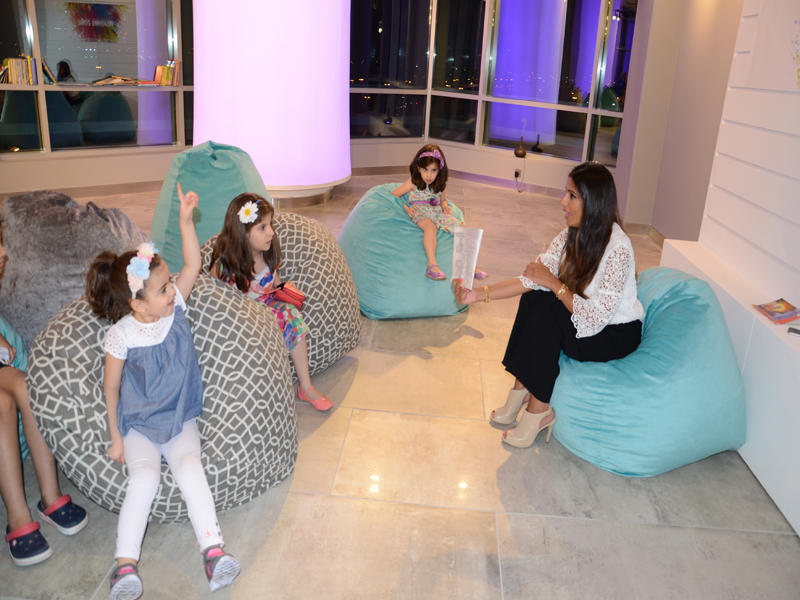 الكاتبة منيرة العيدان تحكي للأطفال بعض القصص