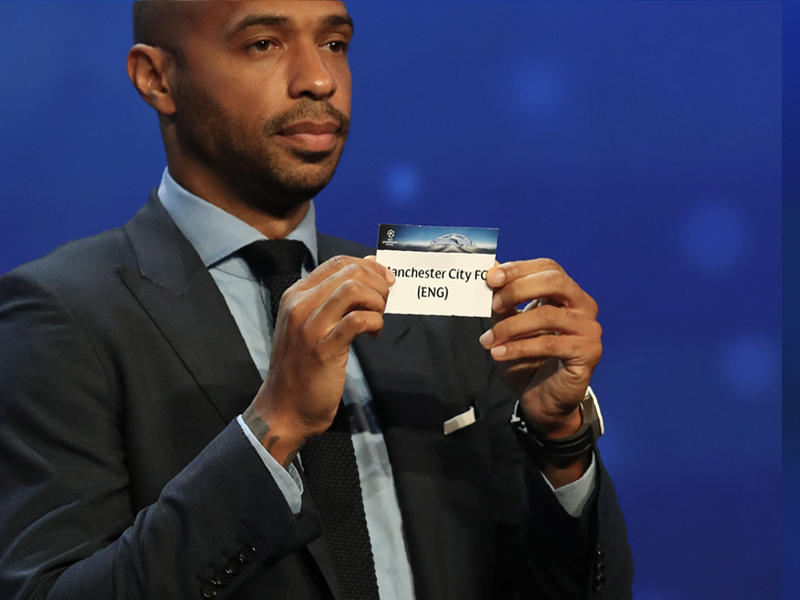 تيري هنري لاعب الأرسنال وبرشلونة السابق يسحب القرعة