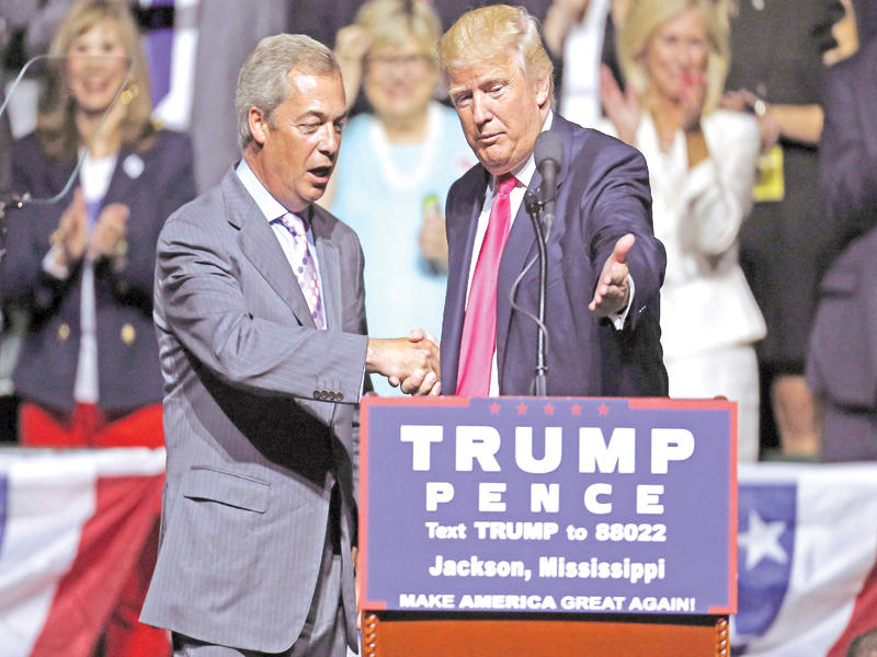  ترامب يقدم الزعيم السابق لحزب الاستقلال يوكيب البريطاني نايجل فاراج في ميسيسيبي أمس الأول (أ ف ب)