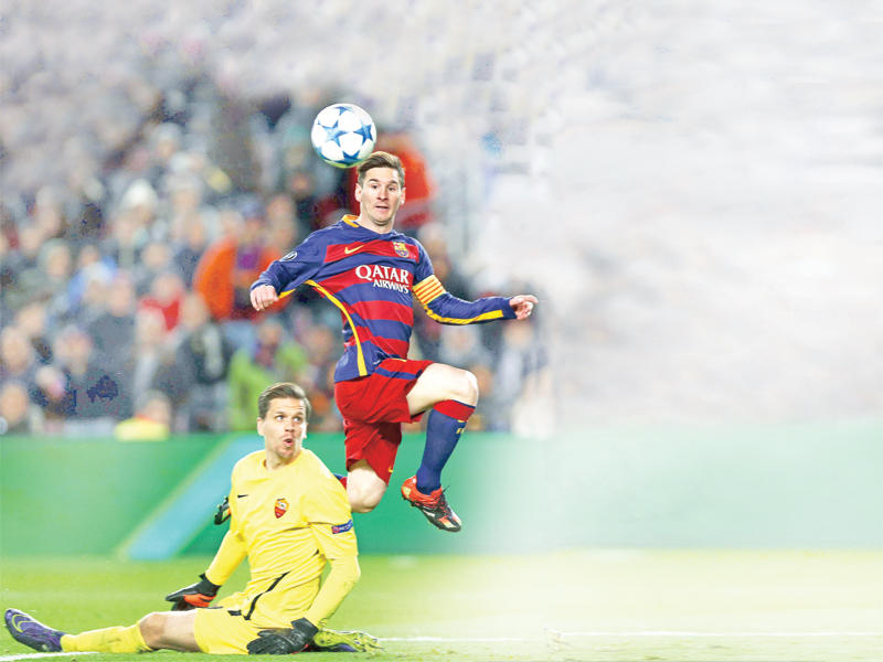 ميسي لحظة إحرازه الهدف في مرمى روما