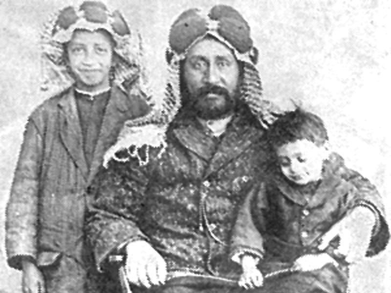 المرحوم عبداللطيف عيسى العبدالجليل وابناه خالد (واقفاً) وعيسى في عام 1915 تقريبا