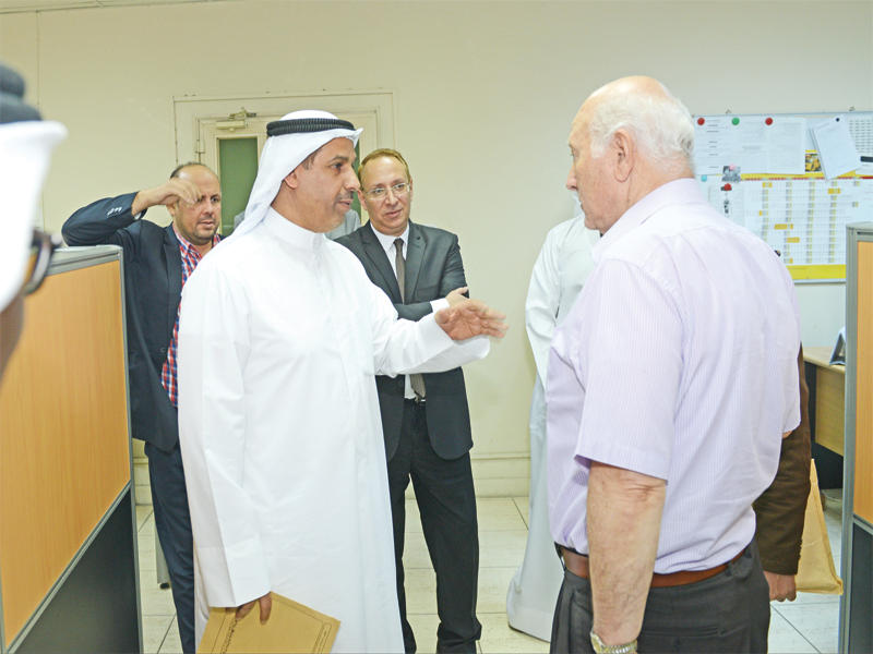 فليطح متحدثاً إلى موظفي الاتحاد خلال وجوده هناك لتسلم المقر (تصوير رائد قطينة)