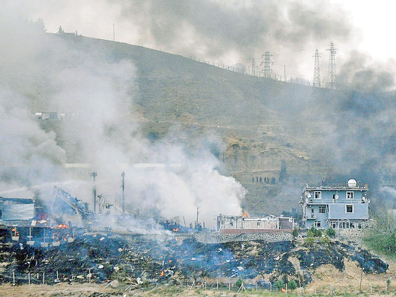 الدخان يرتفع من مقر الشرطة المدمر في سيزر جنوب شرق تركيا أمس (أ ف ب)