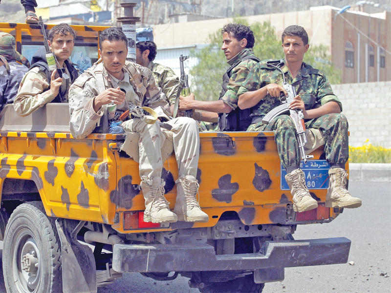 دورية لميليشيا الحوثي في أحد شوارع صنعاء أمس الأول (إي بي إيه)