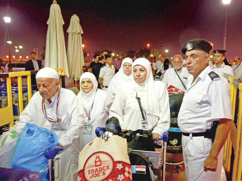 حجاج مصريون في مطار القاهرة يستعدون للتوجه إلى الديار المقدسة فجر أمسt(أ ف ب)