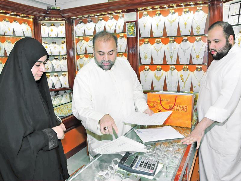 موظفو البلدية في جولة على أحد المحال