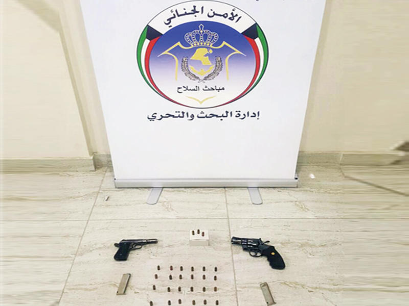 الأسلحة التي عثر عليها بحوزة المواطن