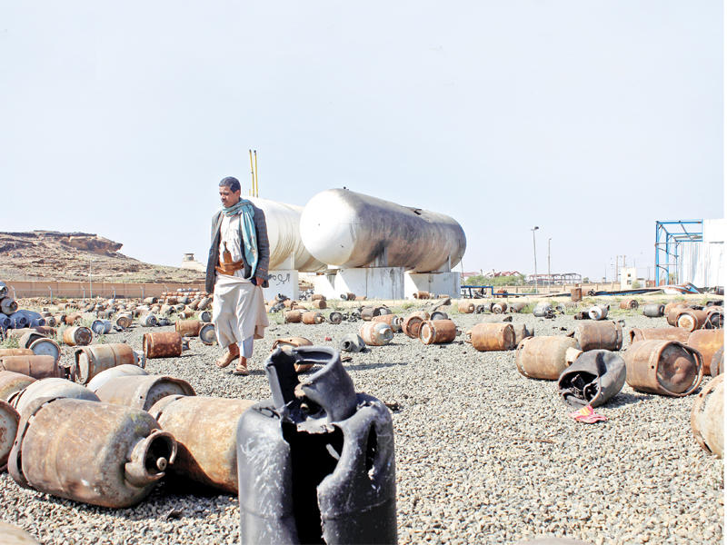 يمني يسير بين أسطوانات غاز فارغة عند محطة تعبئة شمال صنعاء أمس	(رويترز)