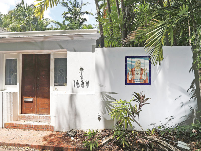 المنزل المهجور الذي استخدمه مدير حملة ترامب في انتهاك محتمل لقانون الانتخابات أمس الأول            (أ ف ب)