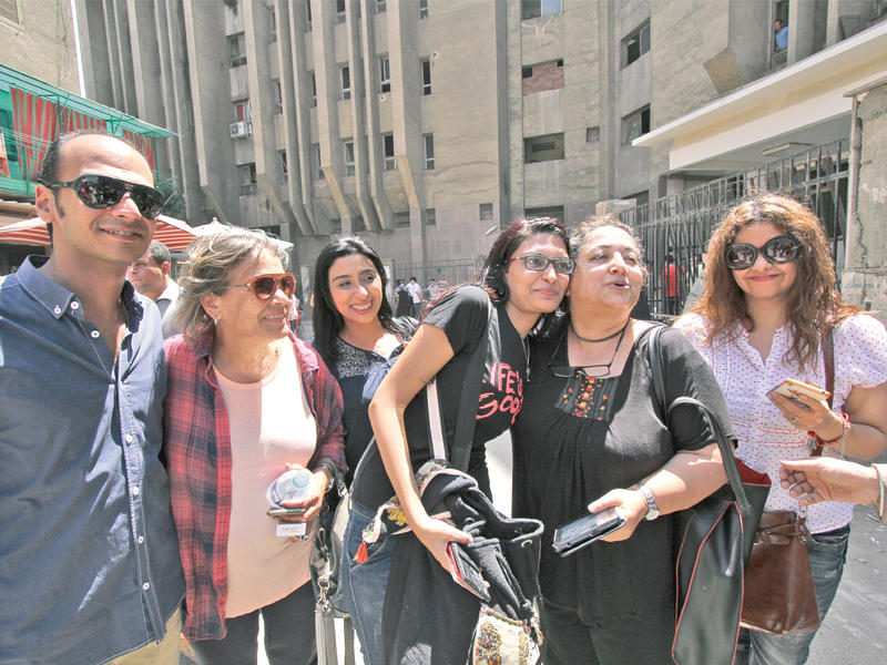 أقارب مالك عدلي يحتفلون بقرار الإفراج عنه أمام محكمة جنايات جنوب بنها أمس (الجريدة) 