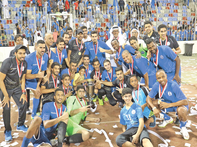 لاعبو الحد يحتفلون بعد التتويج