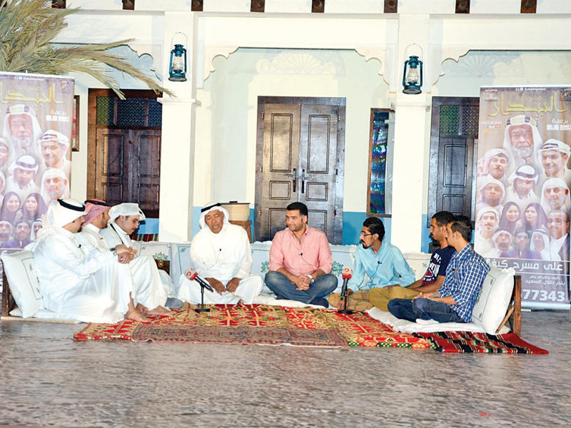 سعد الفرج متوسطاً فريق مسرحية «البيدار»