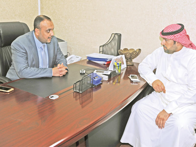 الهيتي متحدثاً إلى الزميل علي حسنt(تصوير عوض التعمري)