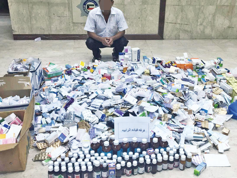 الطبيب المزيف وأمامه الأدوية والمستحضرات الطبية