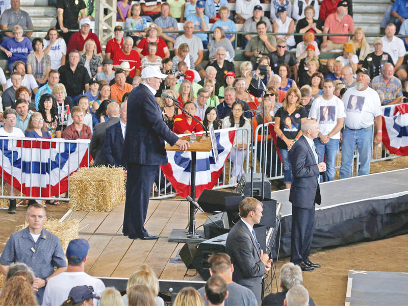 ترامب متحدثاً إلى أنصاره في أيوا أمس الأول (رويترز)