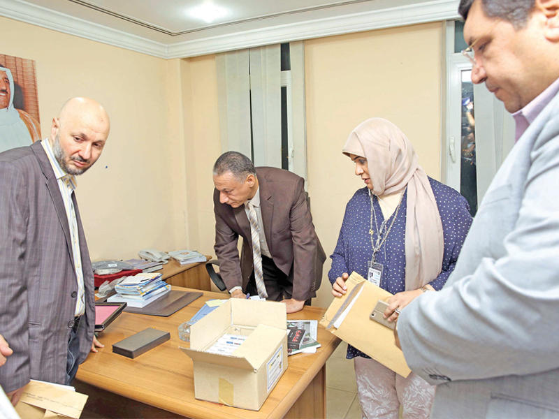 سعاد حاكم والوفد القانوني خلال عملية التسليم (تصوير جورج ريجي)