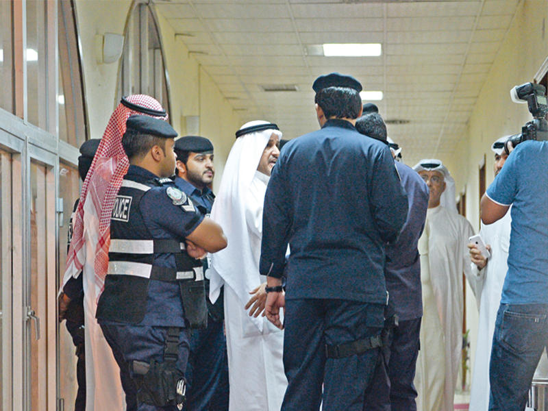 الدواس محاطاً برجال الشرطة قبل تسلم مقر الاتحاد (تصوير نوفل إبراهيم)