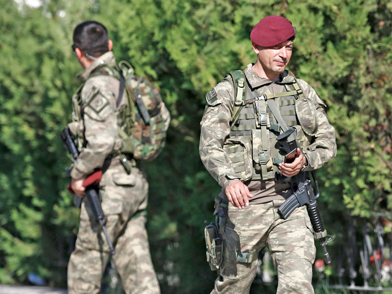 «كوماندوز» تركي يؤمن اجتماعاً حاشداً للرئيس رجب طيب إردوغان في غازي عنتاب أمس (إي بي إيه)