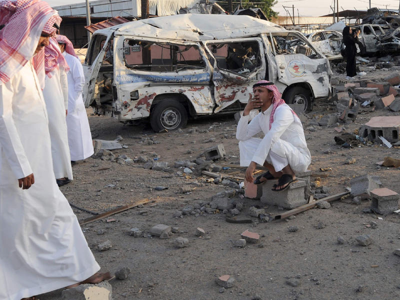 سعوديون يتفقدون سوق للسيارات القديمة بعد أسبوع من استهدافه بصاروخ أطلق من الأراضي اليمنية