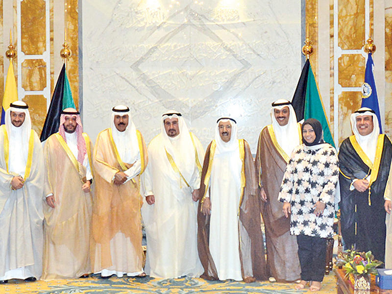 سمو الأمير وسمو ولي العهد يتوسطان رئيس وأعضاء مجلس إدارة اللجنة الأولمبية