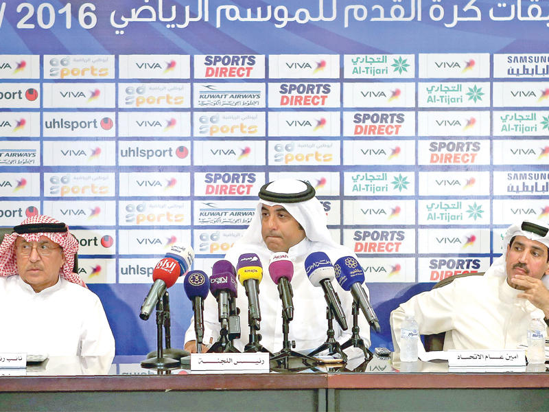 الحساوي متوسطاً أسد تقي والدكتور محمد خليل خلال المؤتمر 