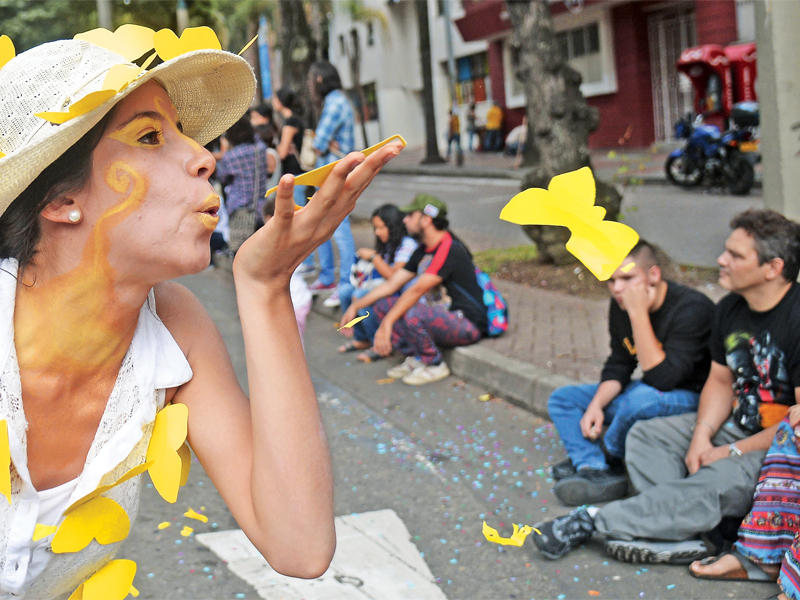 أحد عروض المهرجان الثاني عشر للفنون المسرحية تكريماً للكاتب الكولومبي غابرييل غارسيا ماركيز في مدينة ميديلين أمس الأول (اي بي ايه)