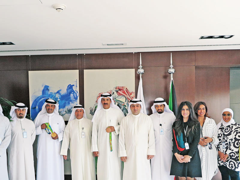 أبل والمضف والبطلان الديحاني والطرقي مع قياديي وموظفي بنك الائتمان أمس