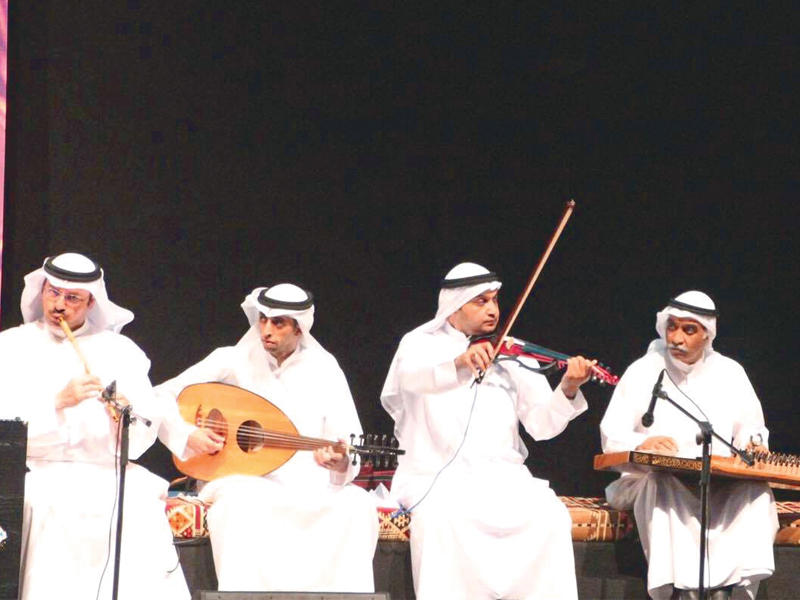 الخلب أثناء عزفه على الكمان في إحدى الأمسيات الفنية