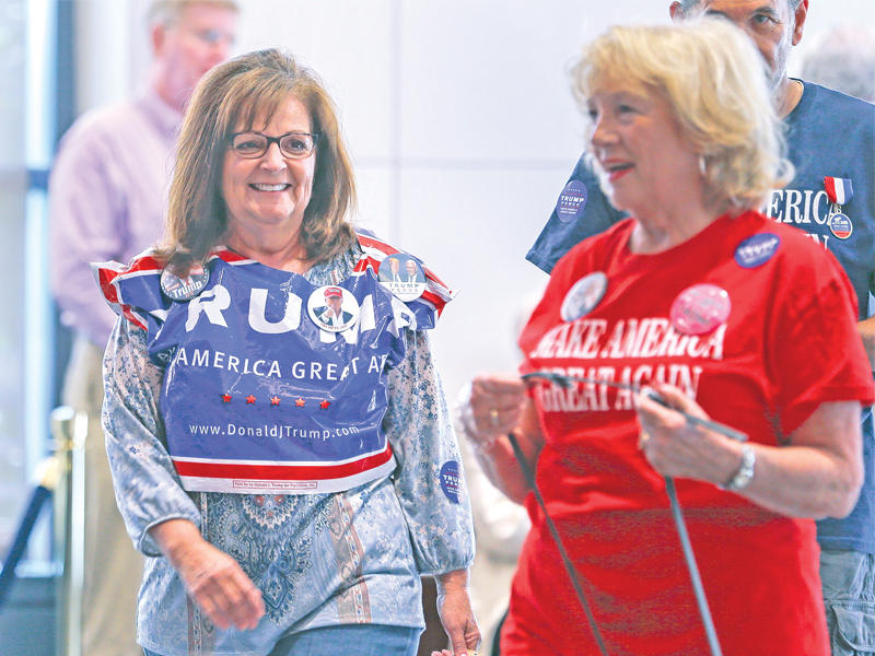 مناصرون لترامب أثناء حضورهم مؤتمرا لنائبه مايك بنس في ولاية جورجيا أمس ( اي بي ايه)